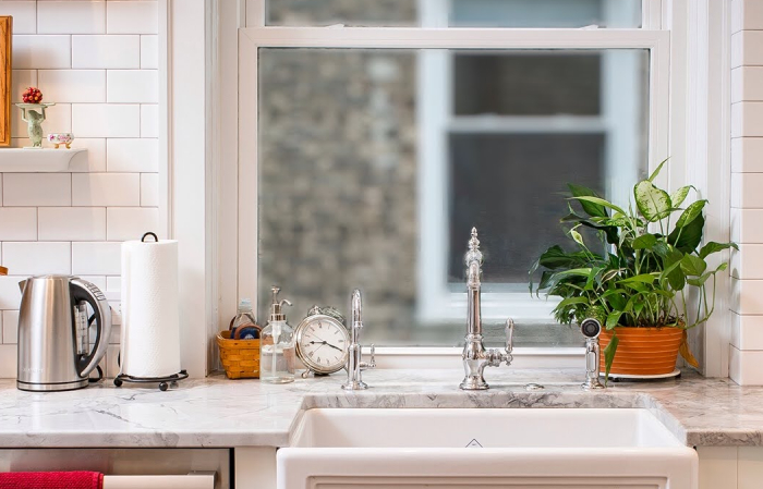 A Hidden Window Brightens This Kitchen’s New Look